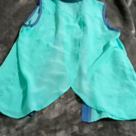 A button up shirt - Picture 3 of 4